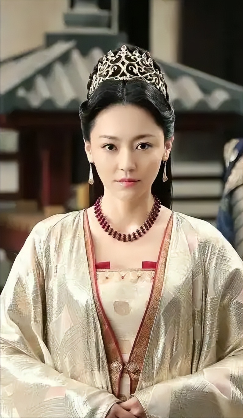 《我是刑警》中的颜值担当，身材火辣，更是名副其实的“腿精”