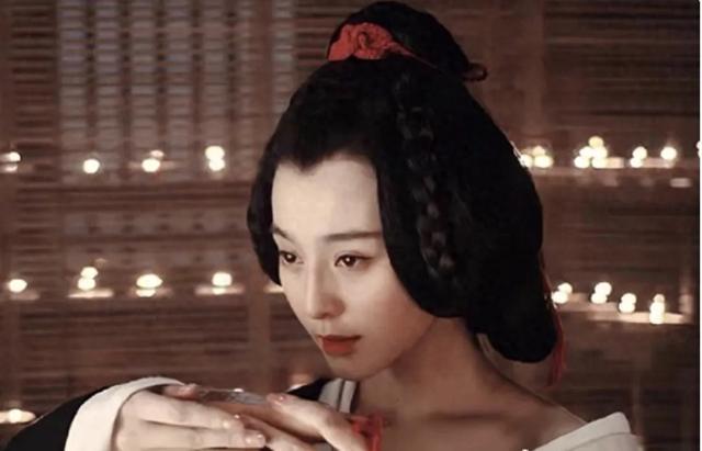 范冰冰43岁生日:穿千元短旗袍仅妈妈陪伴!才知内娱失势后的落寞