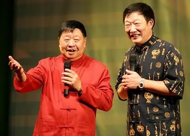 冯巩携6弟子给马季扫墓全程录相，网友：这排面，不愧是相声大师