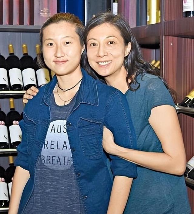 成龙私生女一生被嫌弃,如今摆脱同性婚姻束缚,放下一切重拾自我