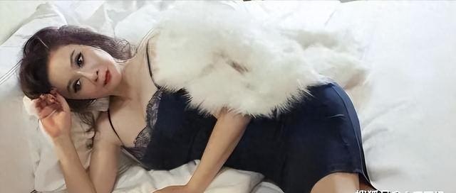 小品女神蔡明失去双臂?以前的美貌是真的没了!网友:哪来的大妈