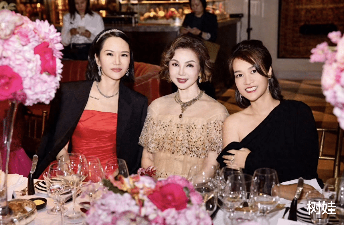 广州女首富办豪华生日会,到场的都是香港名流,何猷君夫妇也在场