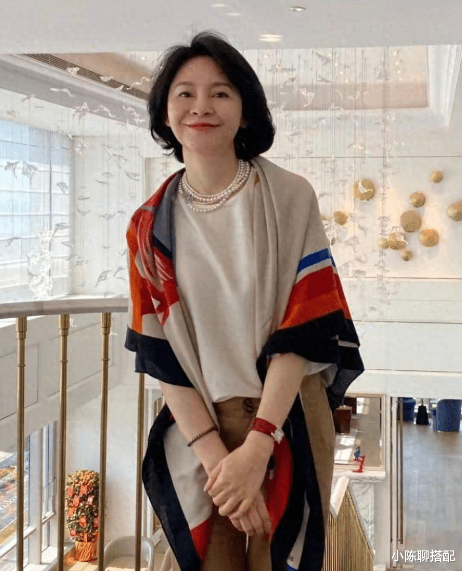 不建议中年女性留的短发,听着洋气,实际“大妈味”十足,很显老