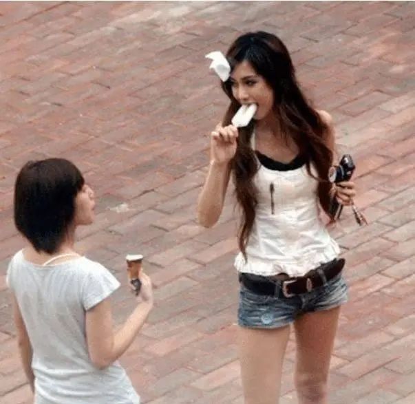 杨颖18岁在日本照片曝光，清纯模样非常青涩，有没有整容一目了然！