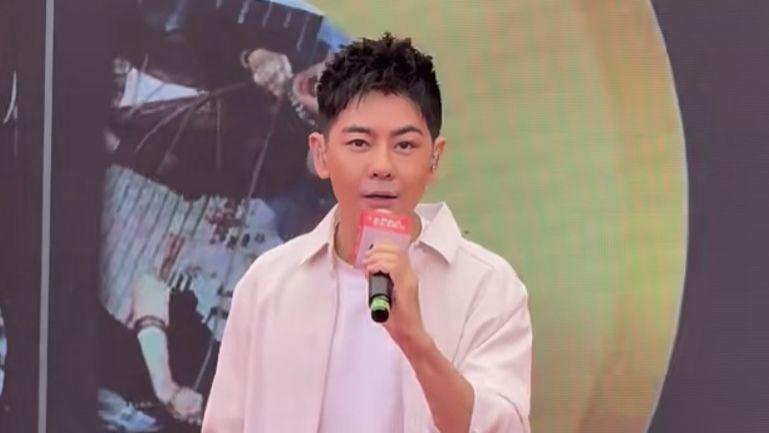 49岁林志颖近照曝光，车祸2年后现身活动唱歌，网友：老了好多