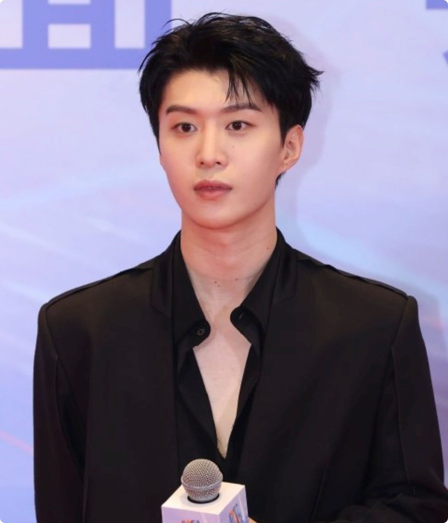 电影盛典红毯:张小斐皮肤白皙似少女,袁泉用“松弛感”艳压群芳