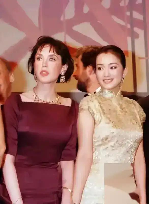 难怪巩俐被外媒评为最美东方女人,当年的她漂亮到艳压绝色阿佳妮