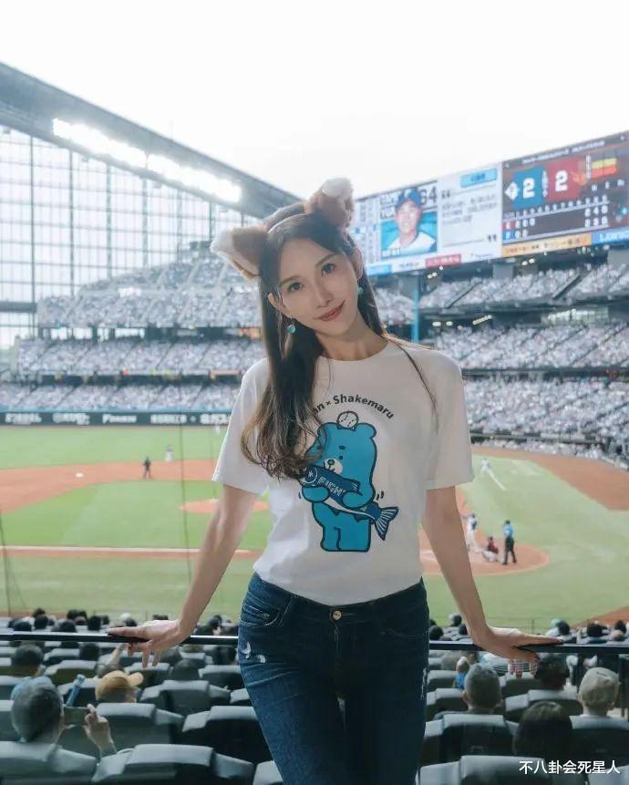 50岁林志玲带儿子外出，身材苗条像30岁，脸却暴露真实年龄