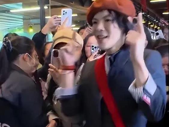 向佐转型被群嘲，却意外证明向太的精明，和郭碧婷的眼光