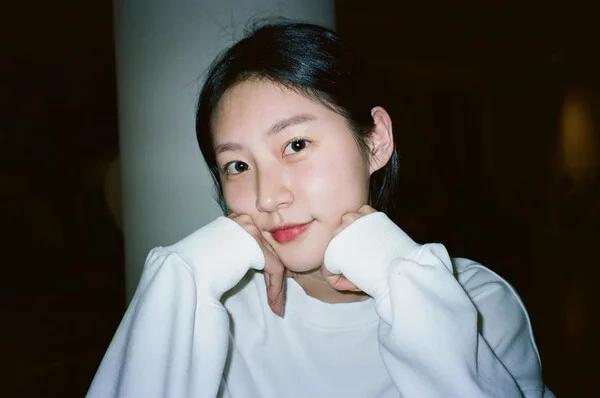 已故25岁韩星金赛纶葬礼，亲友含泪送别“天才童星”