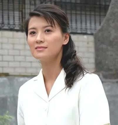 因《亮剑》爆火后离婚,娶3婚小13岁妻子,“原配”竟为他站台?