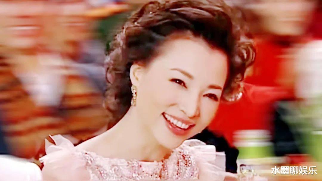 董卿带娃憔悴苍老!富豪老公欠债九个亿成老赖,被曝移民美国躲避惩罚!