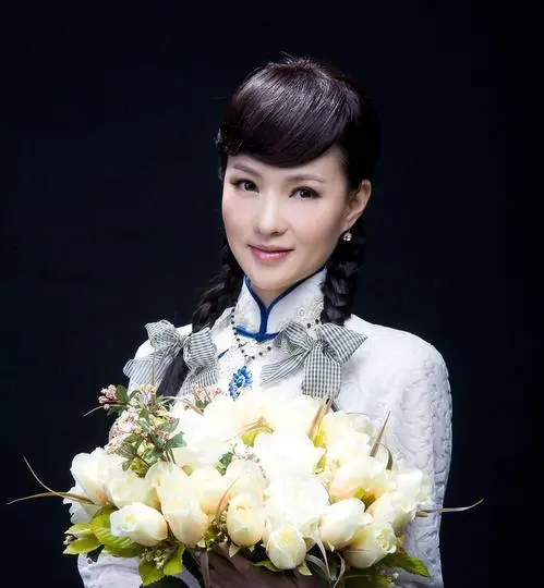 95后|她是第一位博士级歌唱家，13次荣登春晚，丈夫身价不菲也是博士