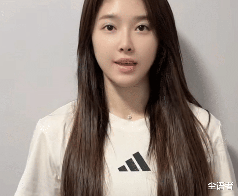 吴艳妮素颜亮相送祝福,没想到比化妆时美太多了,网友:真的很惊艳很养眼