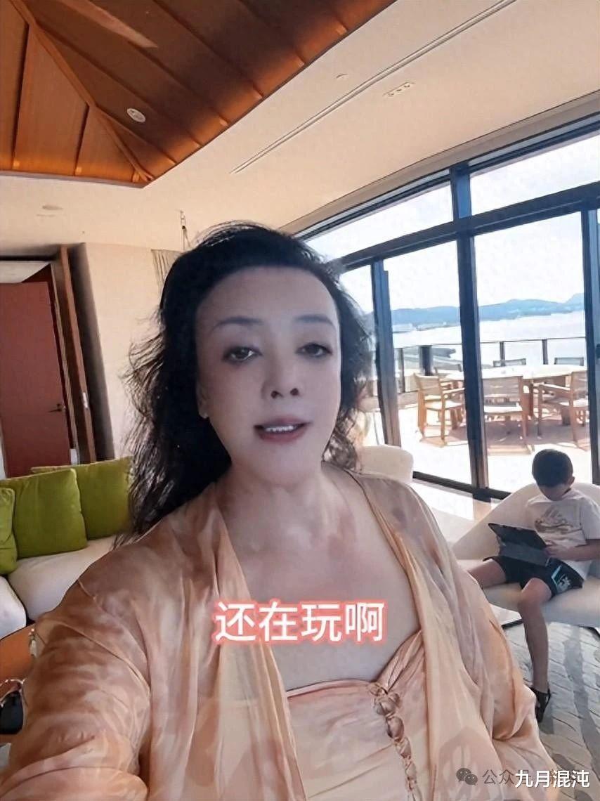 分别在即，张兰孙子孙女态度冷漠引热议！孙女颜值曝光，超像大S