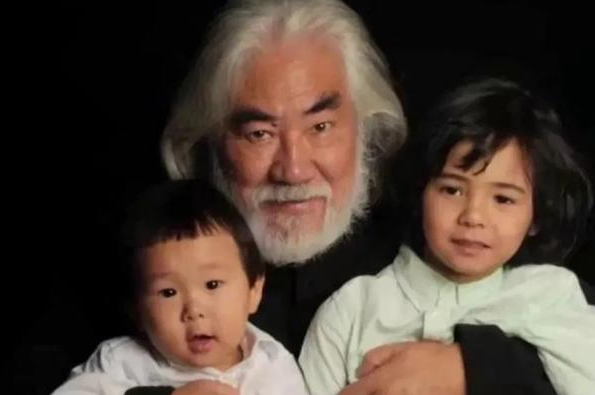 深扒之下,找到了杜星霖甘愿为张纪中忍受“钢丝穿乳”之痛的原因