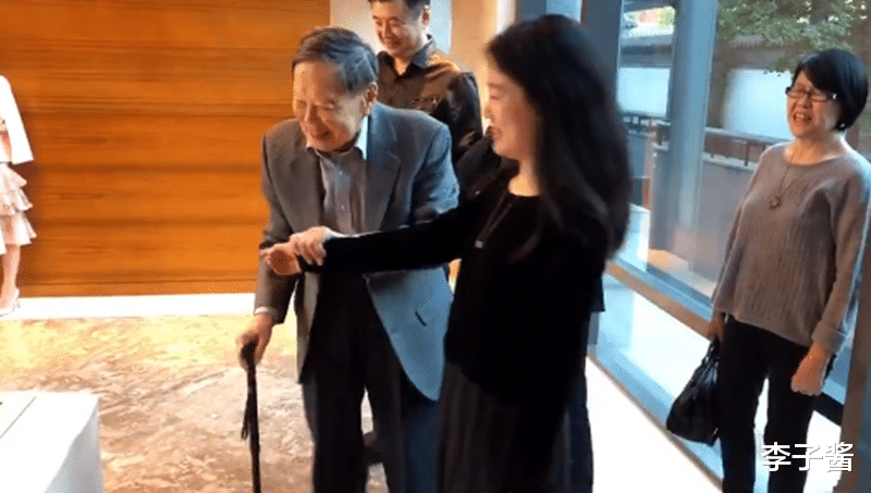 102岁杨振宁与刘洋聚餐，说话和听力超好，妻子翁帆穿绿毛衣抢镜