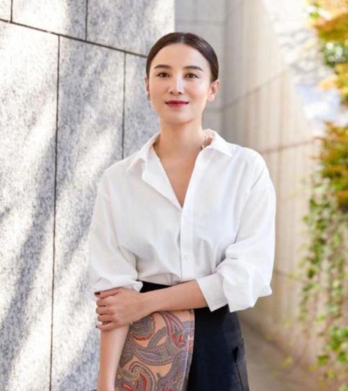 43岁宋佳低调完婚，与小7岁王伟喜结连理：姐就喜欢闷声干大事！