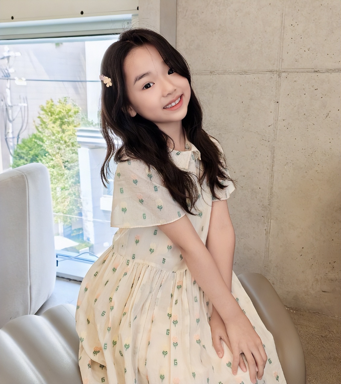 邵兵全家颜值上热搜,女儿五官神似 “年轻版林青霞”,儿子和母亲如粘贴复制