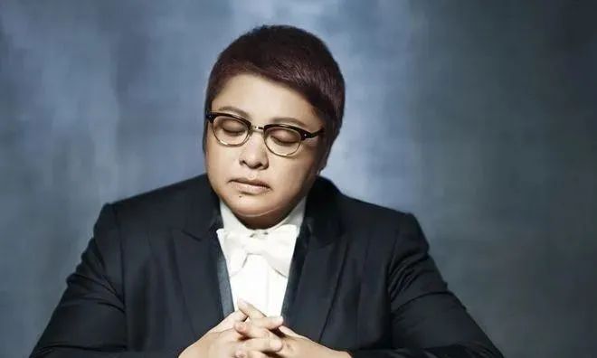 一毛不拔的3位明星，人前爱国捞金，人后却“分毫不捐”，真装！