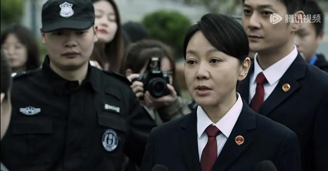 同样演女检察官，把闫妮和高叶比，才懂什么是老天爷追着喂饭吃