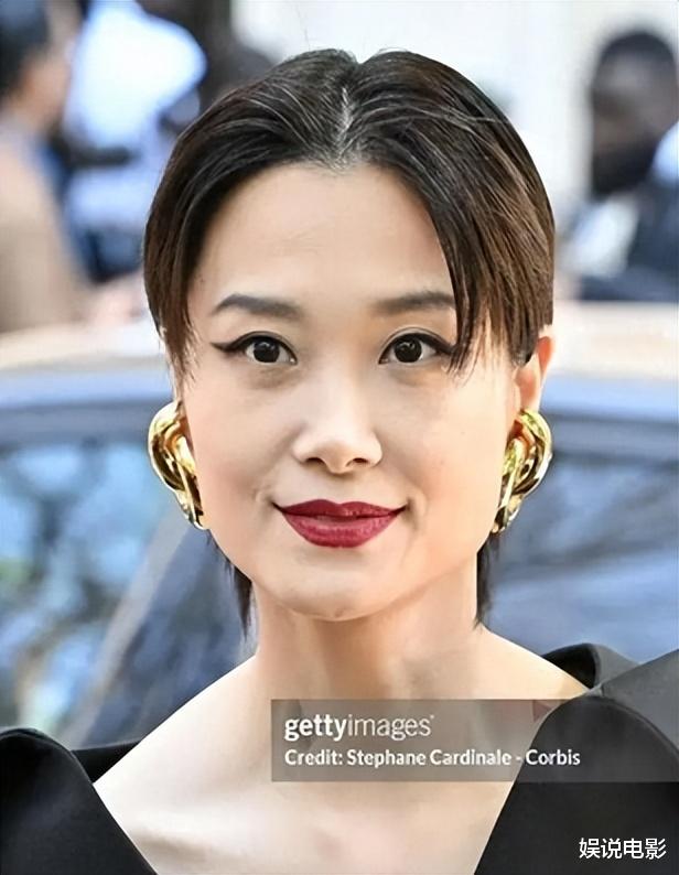 何洁一家泰国游被偶遇，38岁的她素颜有白发，怎么可能？