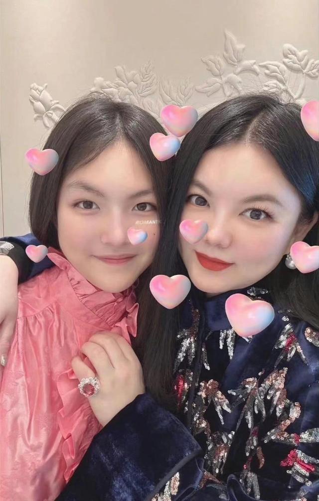 李小璐女儿太成熟,11岁肤白貌美染红发,五官堪称翻版李小璐