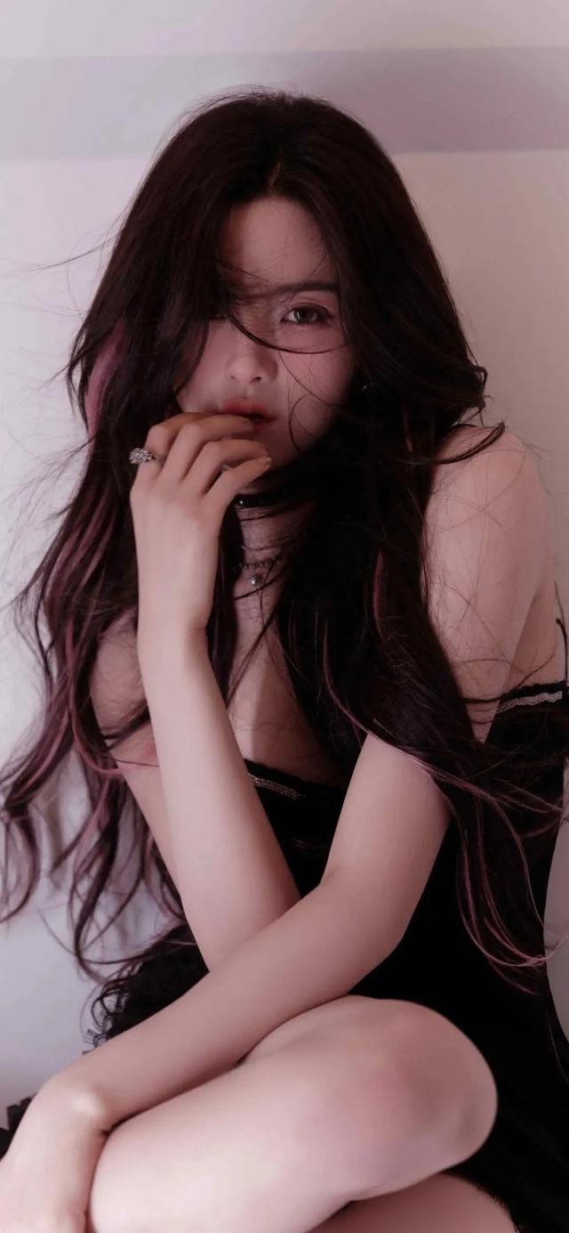 杨超越:粉墨交织,甜辣诱人的娱乐圈奇迹!