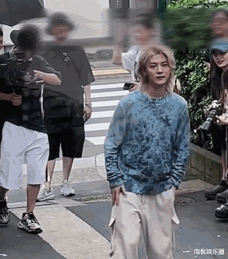 被换发型的鹿晗惊艳了！瘦了一圈，帅得毫不费力，像漫画里的少年