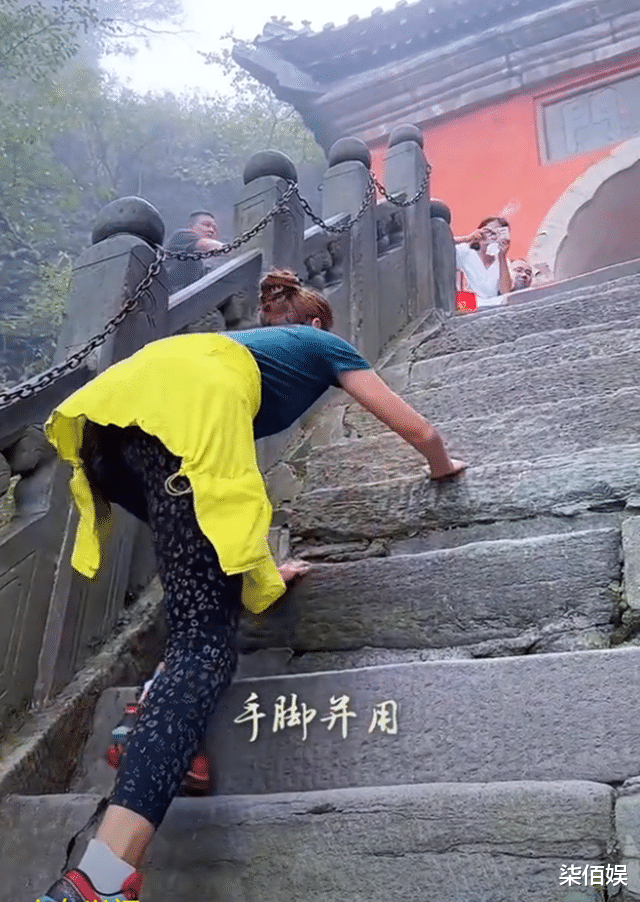 51岁朱迅花4小时爬武当山,累得手脚并用,素颜黑又瘦让人认不出