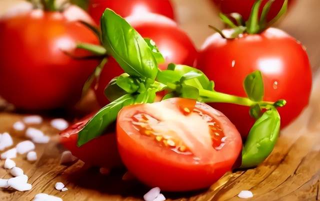 42岁大叔坚持每天吃西红柿，一年后效果惊人，连医生都羡慕了！你猜他现在怎样？