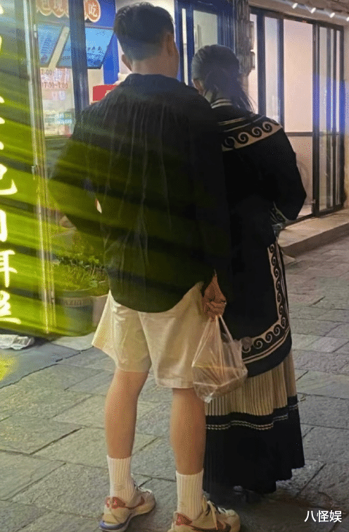 张馨予把自家院子打造成现实版莫奈花园,花海中拍照,姿势引热议