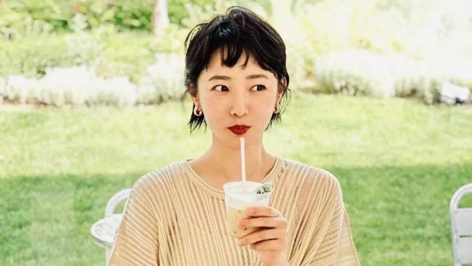 41岁白百何再婚后剪短发，明明穿的像大妈，却意外美成鬼马少女！