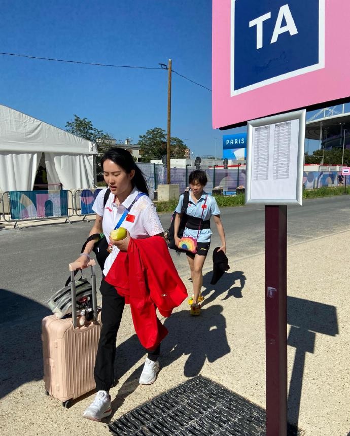 全红婵背包挂满玩偶,陈若琳背袋更吸睛,全网羡慕嫉妒恨!