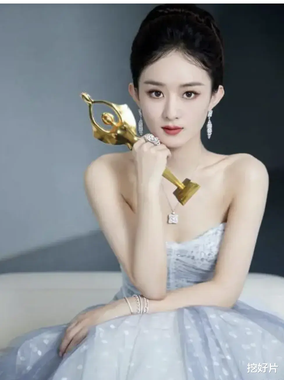 马丽领奖泣不成声，高叶惜败，但最大的赢家却是「缺席」的赵丽颖