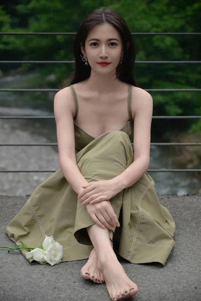 双眼皮大眼睛的陈钰琪真的好清纯