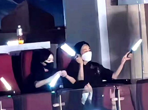 妻女坐包厢看刘德华演唱会,如厕有保镖陪,刘向蕙大声向爸爸表白