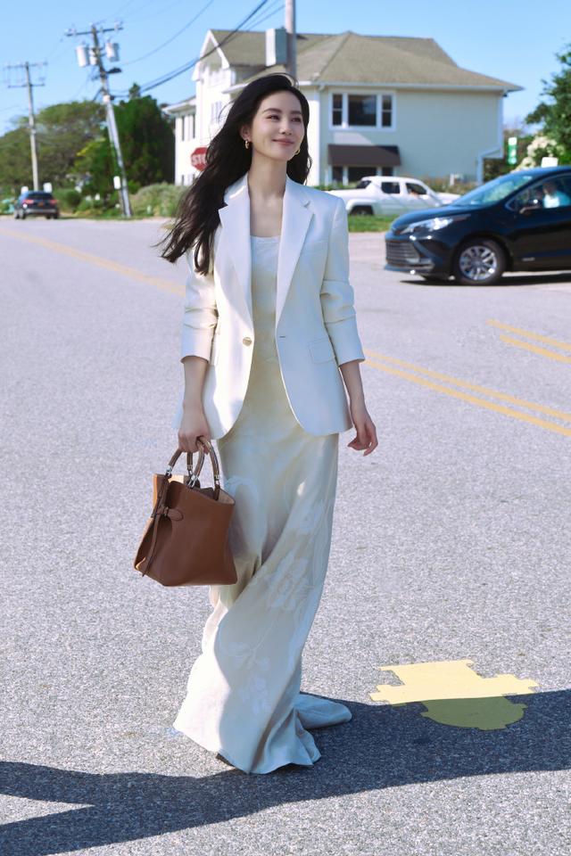 看了刘诗诗和郑秀晶的合照,才懂她当年美貌为啥震惊韩国,太脱俗