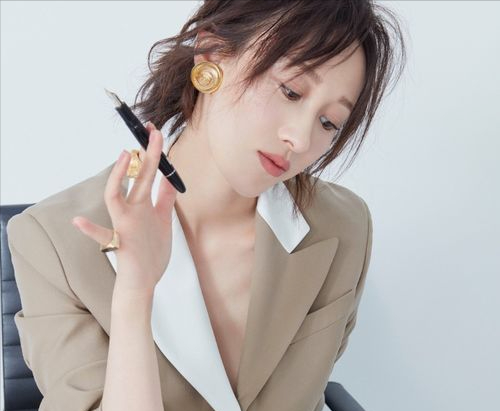 多次主演却捧不红,41岁却被《雪迷宫》黄景瑜带火,现实中很漂亮