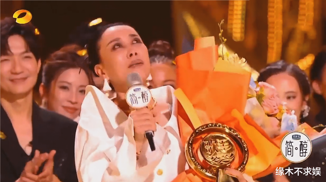 |那英拿“歌王”现场,歌手表情太精彩:香缇莫无语,陈楚生憋笑!