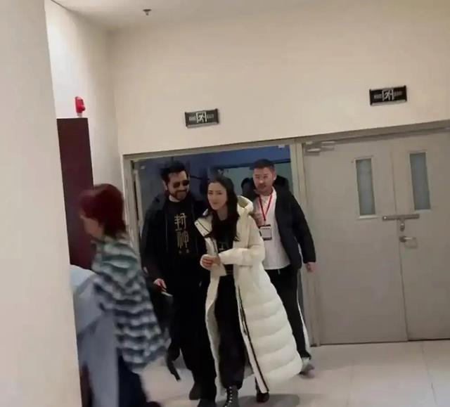 费翔搂着27岁娜然走后台,满头黑发穿夹克超帅气,64岁男友力爆棚!