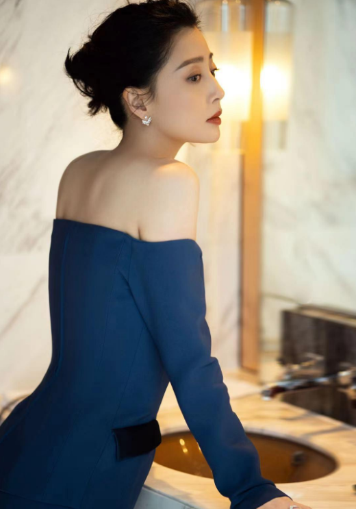 事实证明,44岁“有过5个前任”的殷桃,已经走上了一条不归路