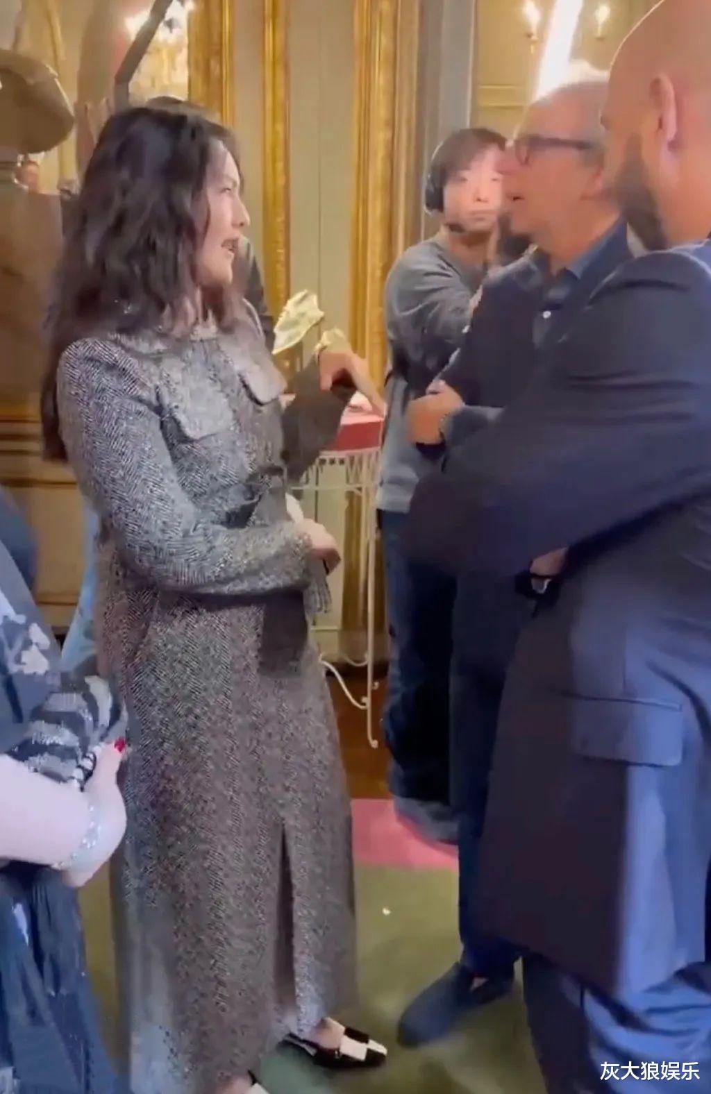 李湘身材快爆开了！王诗龄亮相巴黎晚宴，跟辛芷蕾合影稳居C位