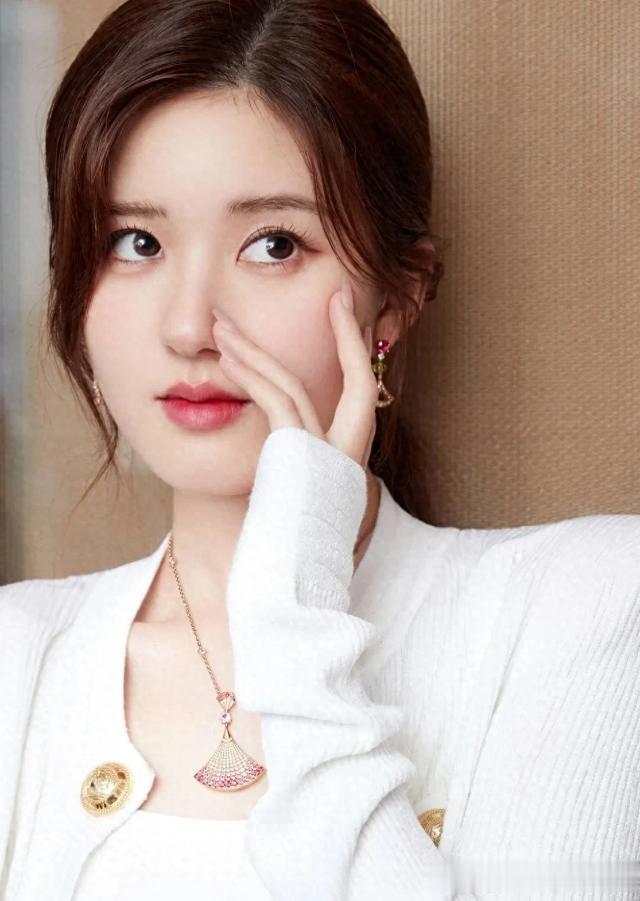 赵露思白色针织套装大片释出 精致低马尾优雅有气质 ???