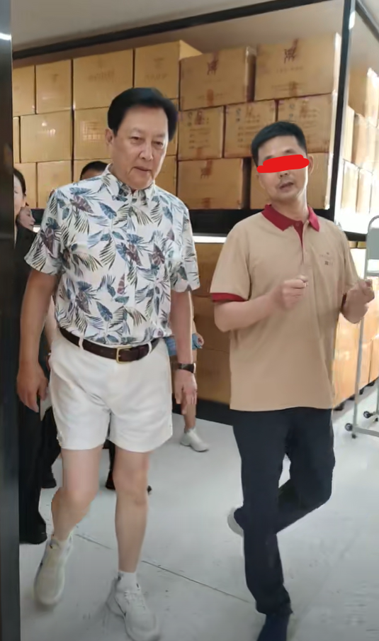 72岁唐国强穿裤衩出门！长腿白皙抢眼，肚腩明显步履阑珊引热议