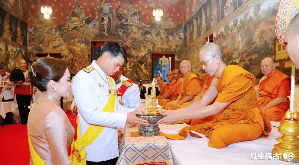 72岁泰王给玉佛换衣体力不支，苏提达全程陪伴，不惧两位后宫新人