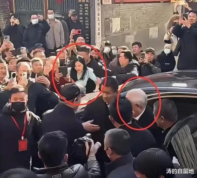 87岁范曾携37岁娇妻出席慈善晚会，徐萌长相迷人 成为了晚会的焦点