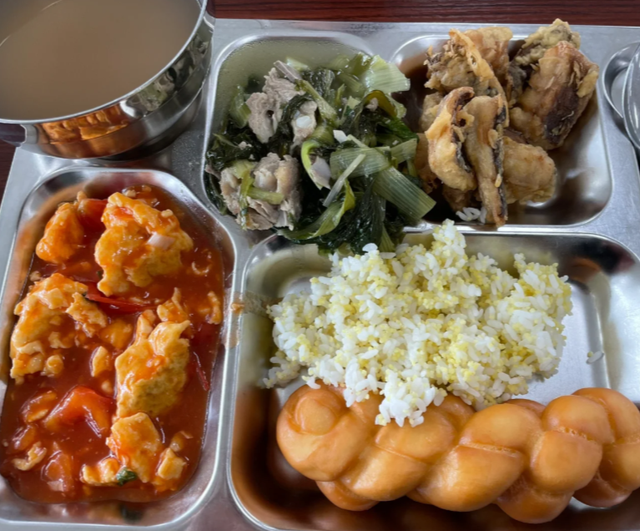 公务员晒食堂一周伙食,3块钱午餐有鱼有肉,网友:实名羡慕