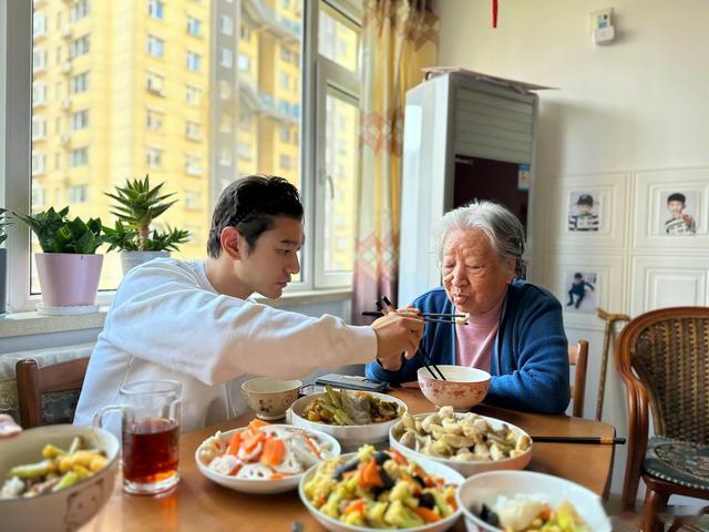 黄晓明回老家，晒一大桌子美食，网友：这是早餐？