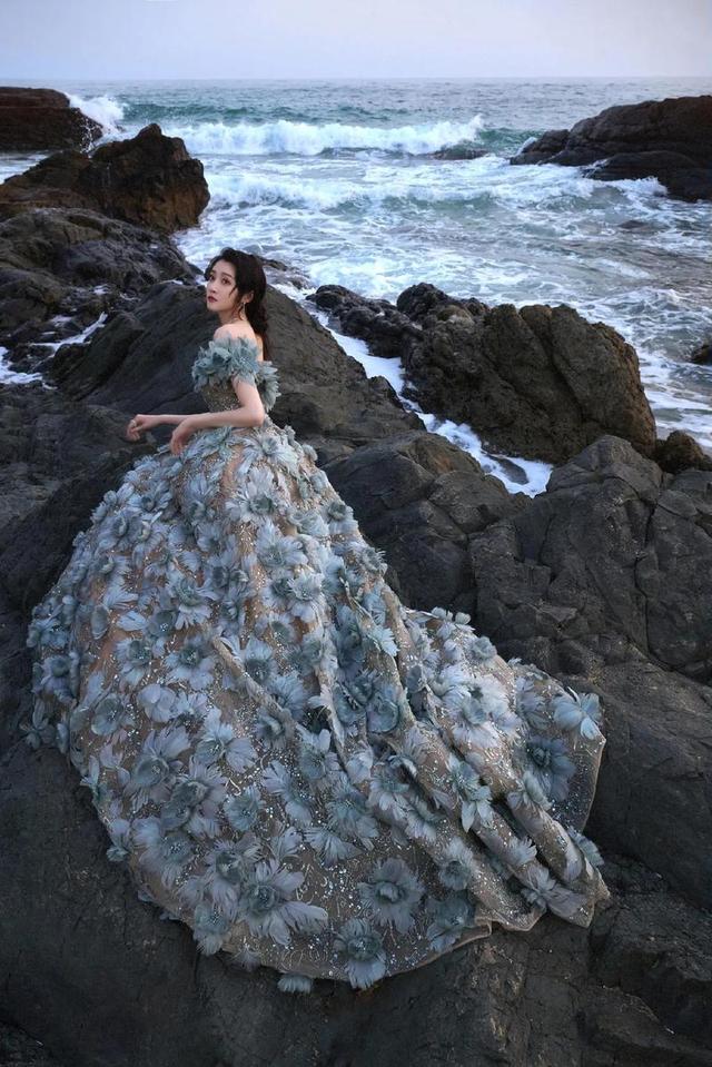 关晓彤拍摄梦幻氛围感大片!穿银色镭射抹胸裙曲线迷人